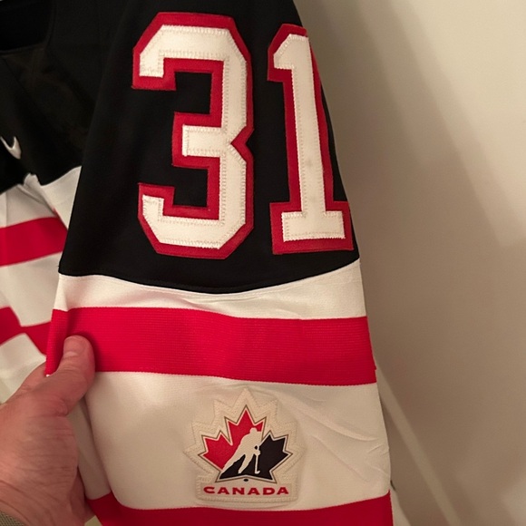 Team Canada Zach Fucale #31 Autographed Hockey Jersey, Men’s size S - Picture 6 of 13